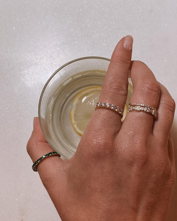 γυναικεία δαχτυλίδια με πέτρες ζιργκόν