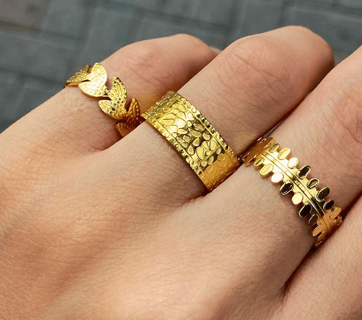 πολλά δαχτυλίδια σε χρυσό χρώμα